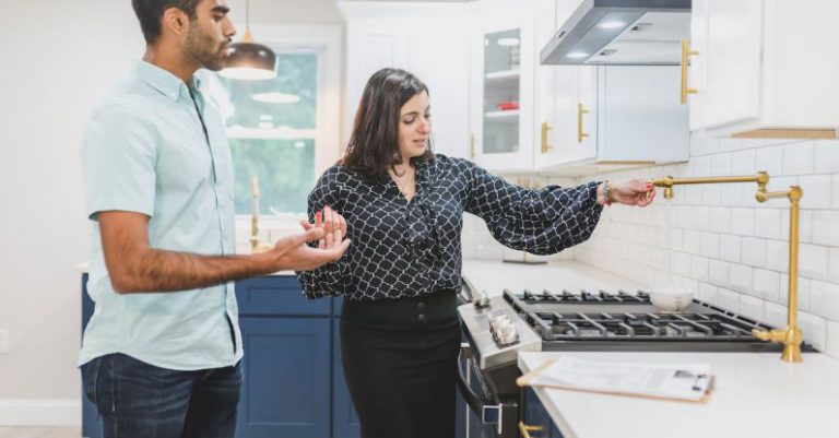 Amenities - A Real Estate Agent Giving a House Tour